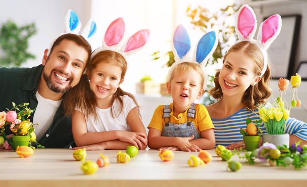 Великдень. щаслива родина мати батько і діти готуються до відпустки додому з яйцем
 - Фото, зображення