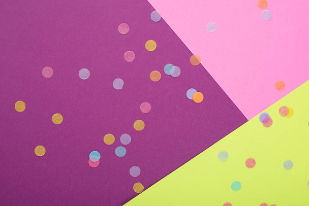 スパンコールと抽象的な幾何学的なお祭りの背景。紫、ピンク、黄色のトレンド色 2019, - 写真・画像