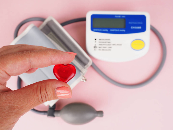 Monitor de presión arterial sobre fondo rosa. Equipo médico. Tonómetro
. - Foto, imagen
