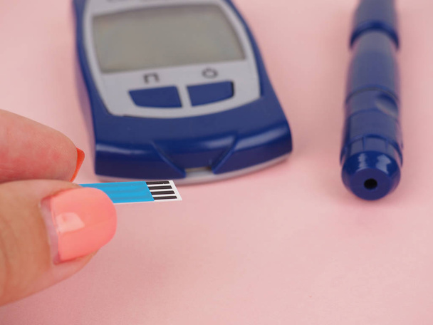 糖尿病ペン注射針、注射器はピンクの背景に横たえ、糖尿病病の概念、糖尿病を止める. - 写真・画像