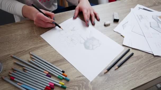 Femme artiste dessine un croquis au crayon de pivoines de fleurs
 - Séquence, vidéo