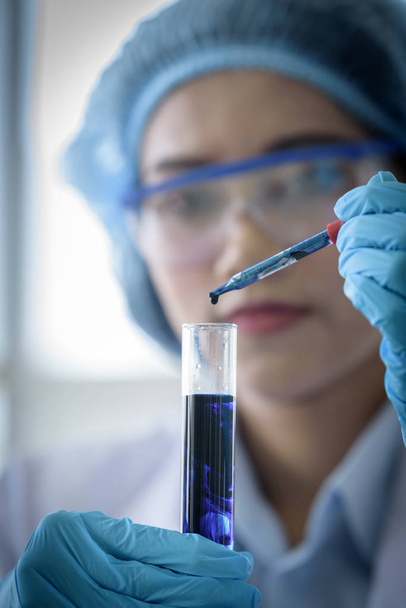 Asiática jovem estudante cientista pesquisando e aprendendo em um laboratório
. - Foto, Imagem