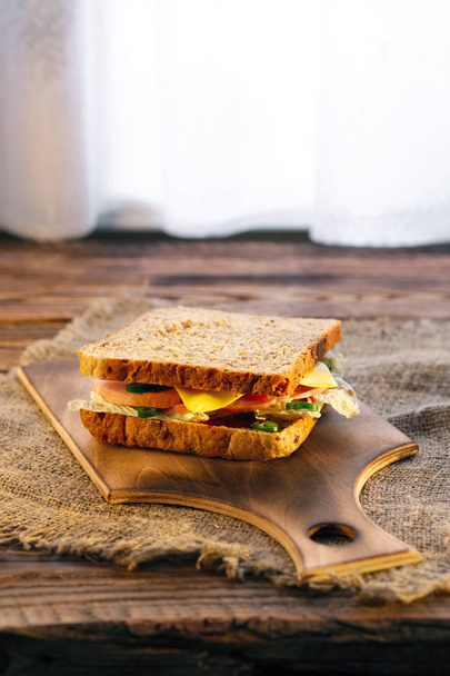 Country sandwich: Rye bread, ham, cheese, tomato and chilli with barbecue sauce - Foto, immagini