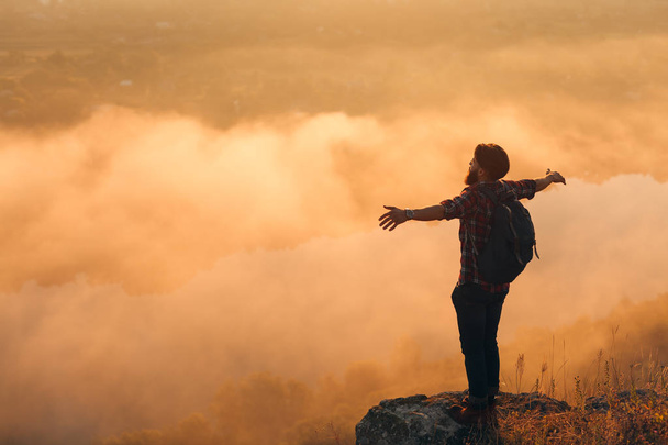Hombre feliz disfrutando de la naturaleza en roca en altura
 - Foto, imagen