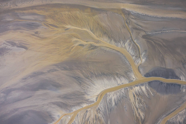 Vista aérea do local industrial surrealista. Impacto humano no ambiente. Vista de cima. Foto capturada com drone
. - Foto, Imagem