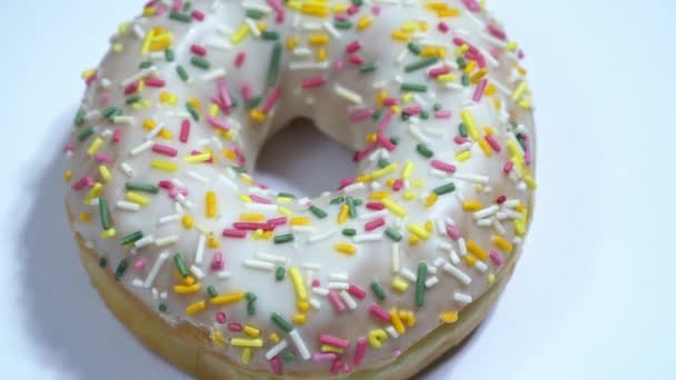 Zoete donuts draaien op een witte achtergrond. Traditionele Amerikaanse zoetheid - Video