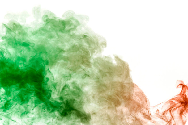 La textura del humo rojo es como una acuarela sobre un fondo blanco con transiciones de materia entre verde y naranja como una reacción química para imprimir en camiseta y ropa
 - Foto, Imagen