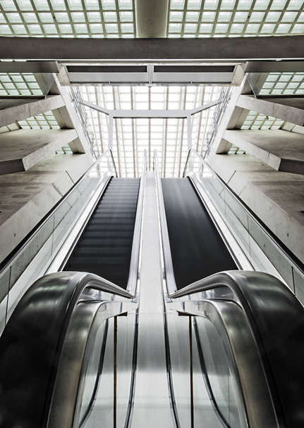 有名な建築家サンティアゴ ・ カラトラヴァによって設計された抽象的なアーキテクチャのリエージュ マース鉄道駅で垂直方向のエスカレーター - 写真・画像