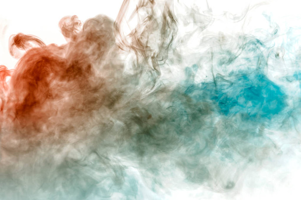 Μπλε-κόκκινο καπνό στροβιλίζεται σε λευκό φόντο που απεικονίζει ένα όμορφο σχέδιο, διακοσμητικά είδη. Χρωματική μετάβαση από μόρια ουσιών για την εκτύπωση t-shirt και ρούχα - Φωτογραφία, εικόνα