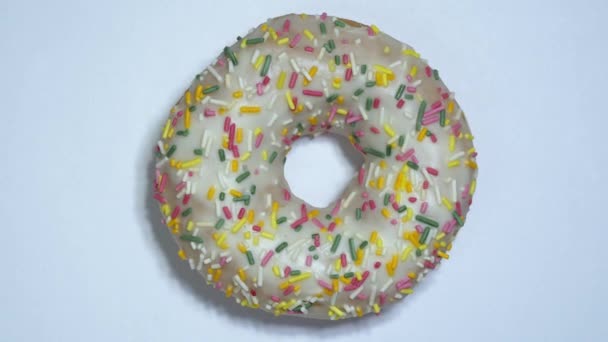 Zoete donuts draaien op een witte achtergrond. Traditionele Amerikaanse zoetheid - Video