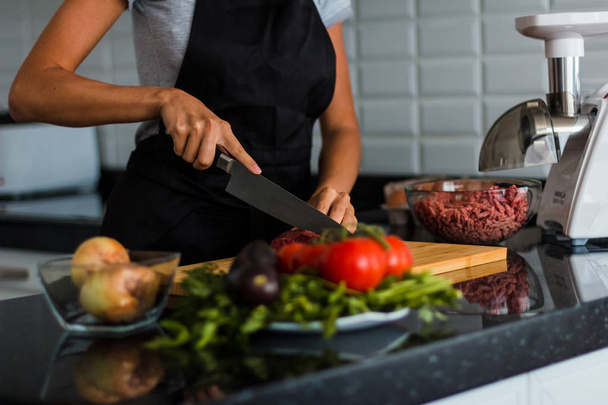 Жінка готує м'ясо
 - Фото, зображення