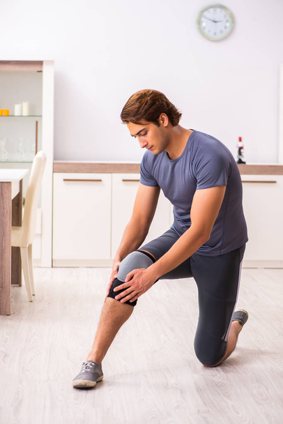 Людина тренується для відновлення травми коліна
 - Фото, зображення