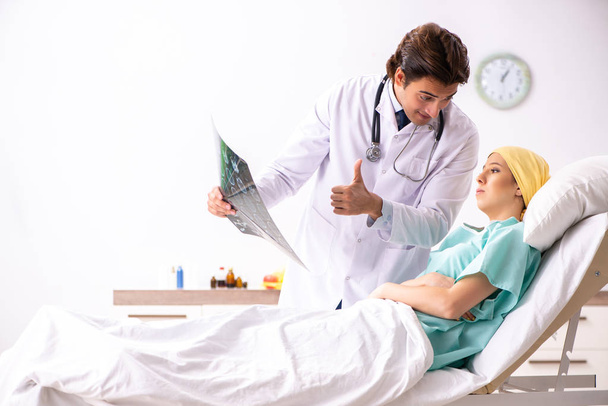 Jeune beau médecin visitant patiente en oncologie féminine
  - Photo, image