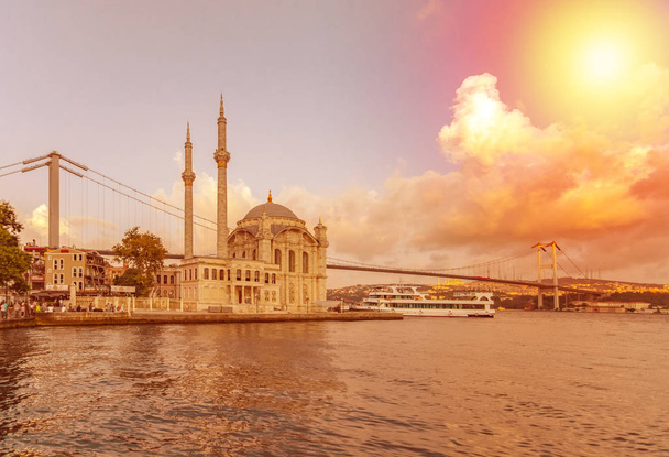 Мечеть Ортакой и мост Босфор, Стамбул, Турция - Фото, изображение
