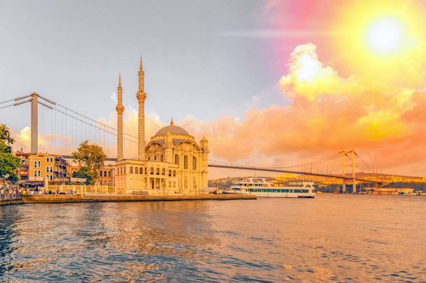 Mesquita de Ortakoy e ponte do Bósforo, Istambul, Turquia - Foto, Imagem