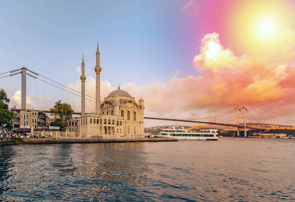 Moschea di Ortakoy e ponte sul Bosforo, Istanbul, Turchia - Foto, immagini