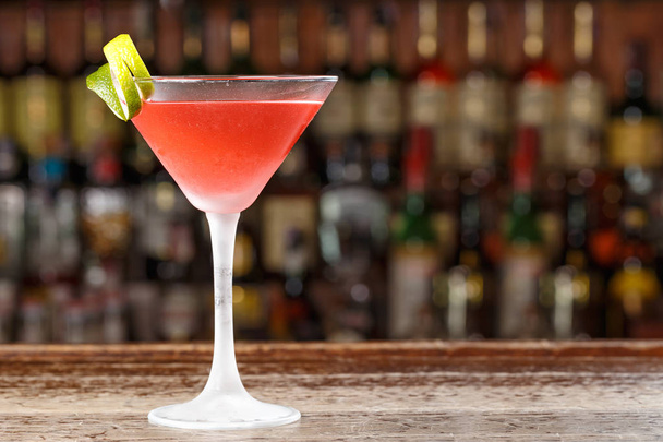 Kırmızı kokteyl Çubuğu'nda. Cosmopolitan kokteyl Çubuğu'nda alkol arka plan bulanık üzerinde - Fotoğraf, Görsel
