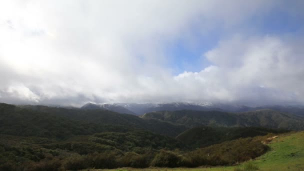 Schneesturmwolken ziehen durch den Los Padres Nationalwald in Kalifornien.  - Filmmaterial, Video