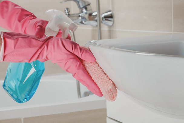 Housemaid прибирання ванної кімнати, крупним планом
 - Фото, зображення