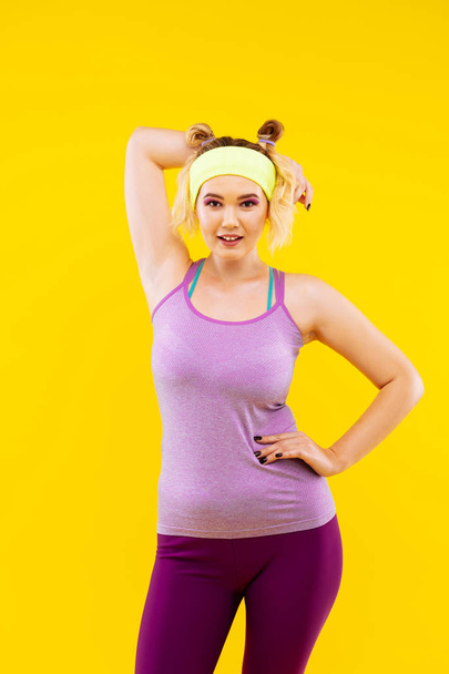 Young woman wearing bright leggings and sport camisole - Foto, afbeelding