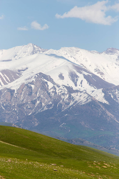 die schneebedeckten Gipfel des Tien Shan Gebirges. Kasachstan - Foto, Bild