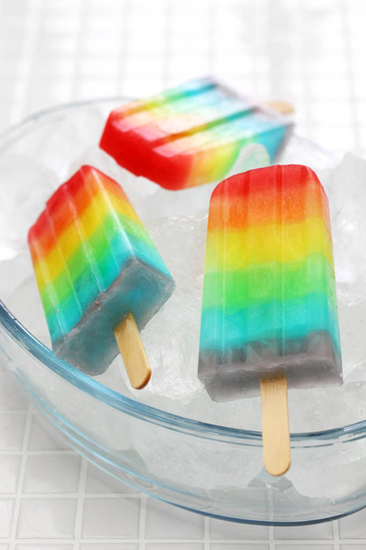 zelfgemaakte rainbow ice pop - Foto, afbeelding