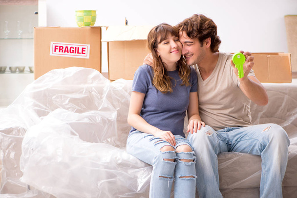 Νεαρό ζευγάρι κινείται προς νέο διαμέρισμα - Φωτογραφία, εικόνα