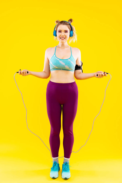 Blonde-haired woman skipping the rope while losing weight - Foto, Imagen