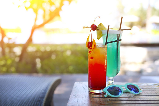 Verre avec un lagon bleu vif et cocktails lever de soleil tequila au bord de la piscine. Station de luxe sur île tropicale
 - Photo, image