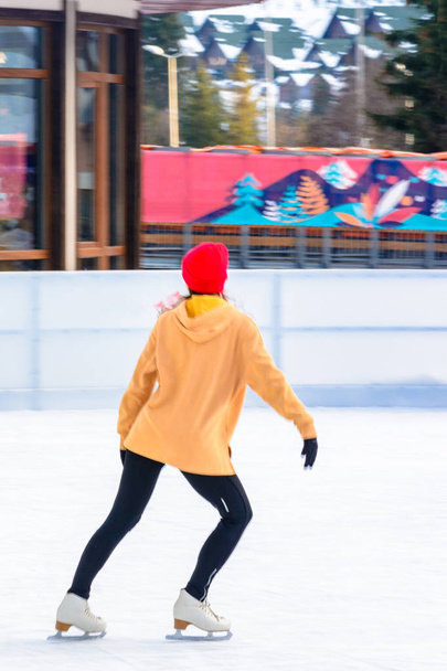 ein junges, schlankes Mädchen im Eiskunstlauf auf einer Rollschuhbahn 2019 - Foto, Bild