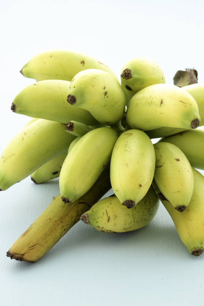 Deliziose banane in miniatura dolci biologiche con carne soda e cremosa
.  - Foto, immagini