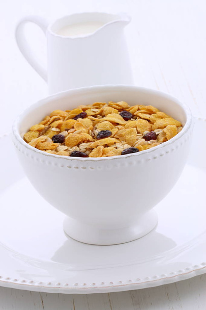 Delicioso e nutritivo café da manhã levemente torrado muesli ou cereal granola no estilo vintage
. - Foto, Imagem