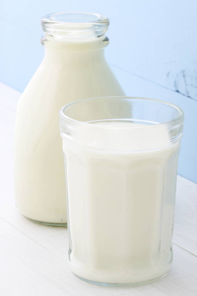 Νόστιμα θρεπτικά και φρέσκο γάλα μπουκάλι και ποτήρι γάλα. - Φωτογραφία, εικόνα