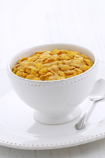 lekker en gezond cornflakes, gemaakt met verse maïs zaden.  - Foto, afbeelding