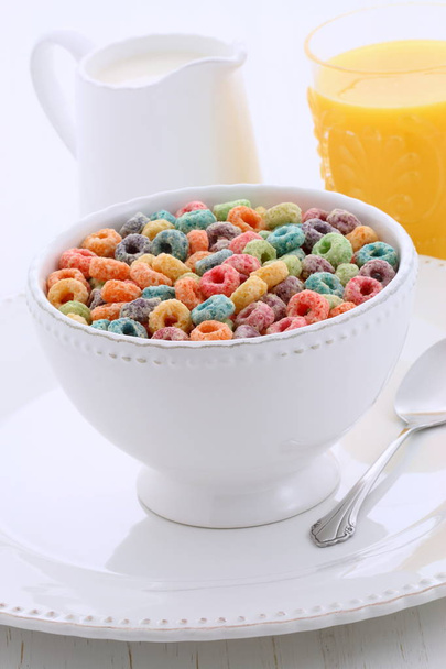 deliciosa y nutritiva, bucles de cereales, con jugo de naranja orgánico saludable
 - Foto, imagen