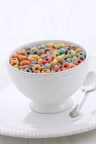 delicioso y nutritivo dulce, bucles de cereales, saludable y divertida adición a los niños desayuno
.  - Foto, imagen