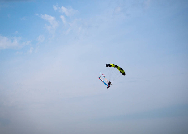Прыжки с парашютом skydiver sky view from the ground
 - Фото, изображение