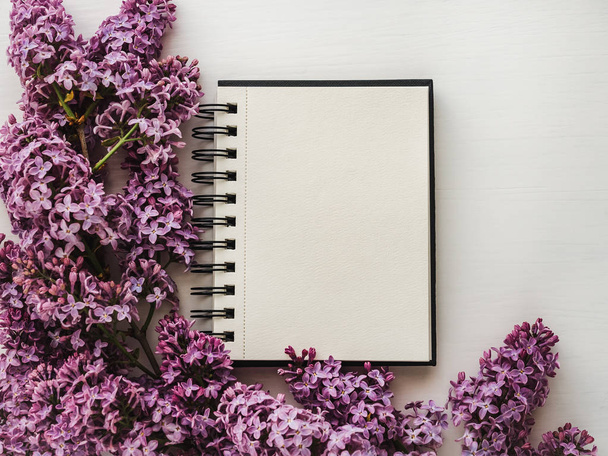 Notepad, blank page for Your inscriptions, bright lilac flowers. Top view, close-up. Preparation for the holiday. Congratulations for loved ones, family, friends and colleagues - Valokuva, kuva