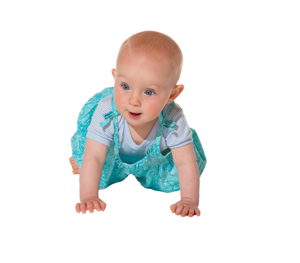 schattig kruipende baby geconfronteerd met camera - Foto, afbeelding