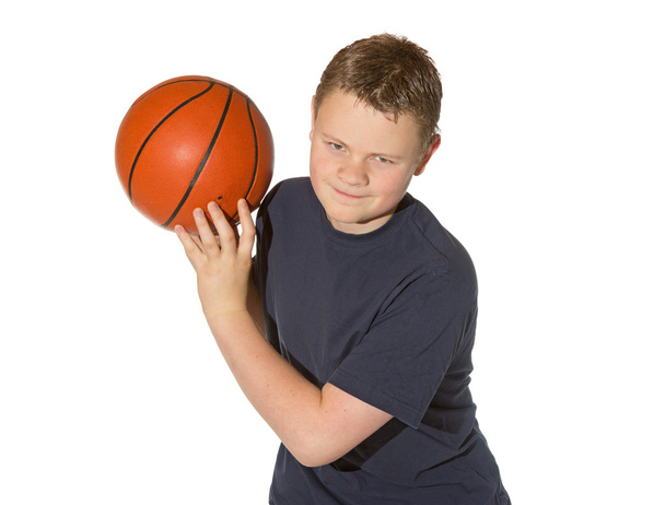 Teenager spielt mit einem Basketball - Foto, Bild