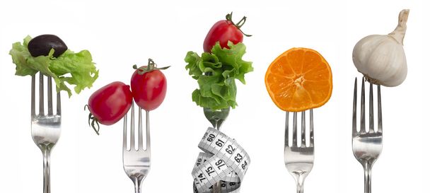 Ernährungskonzept, Snack mit Gemüse und Obst auf Gabeln - Foto, Bild
