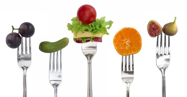 Concepto de dieta, merienda de verduras y frutas en tenedores
 - Foto, imagen