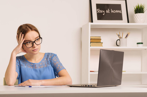 Грустный и обеспокоенный предприниматель, работающий на линии с ноутбуком в офисе или дома - Изображение
 - Фото, изображение