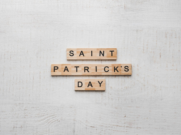 St.Patrick 's Day. Beautiful card. White isolated background, close-up, top view, wooden surface. Congratulations for loved ones, relatives, friends and colleagues - Foto, imagen