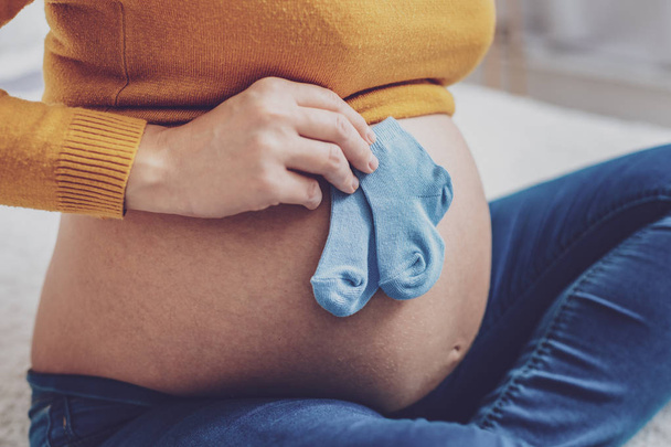 Zblízka těhotná žena že prokazující její břicho - Fotografie, Obrázek