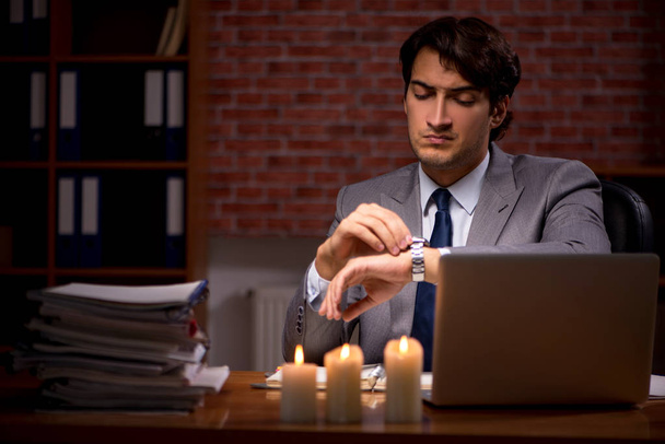Бізнесмен працює пізно в офісі зі свічковим світлом
 - Фото, зображення