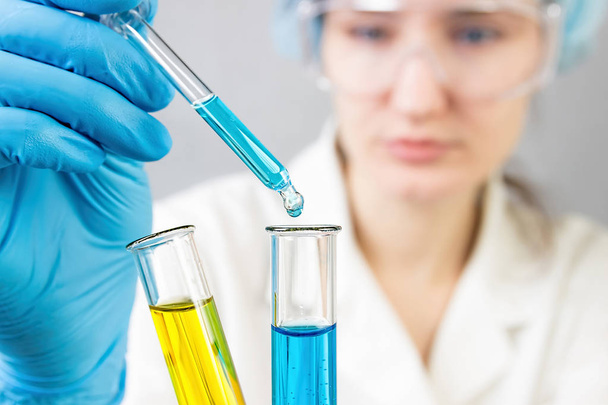 Laboratory assistant chemical analysis. Chemical laboratory.  - Foto, imagen