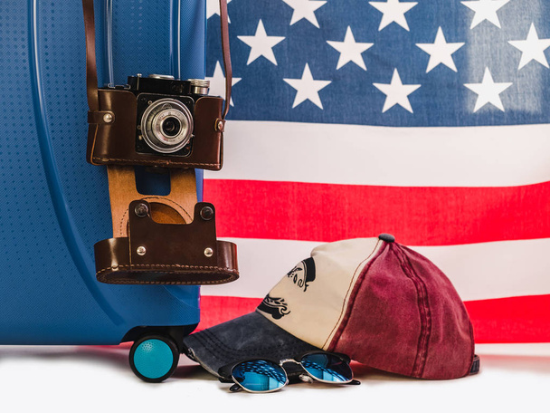 Стильный, синий чемодан, флаг США на белом, изолированном фоне. Крупный план. Подготовка к летней поездке
 - Фото, изображение