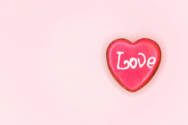 Suloinen sydän pinkillä, rakkauden symboli. Punainen sydän muotoja abstrakti valo glitter tausta rakastunut käsite Ystävänpäivä makea ja romanttinen hetki
 - Valokuva, kuva