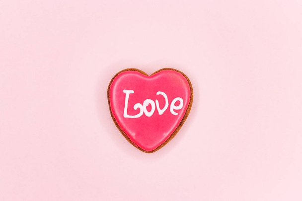 Γλυκιά καρδιά σε ροζ, σύμβολο της αγάπης. Το κόκκινο σχήματα καρδιάς σε αφηρημένο φως λάμψη υπόβαθρο στην έννοια της αγάπης για την ημέρα του Αγίου Βαλεντίνου με γλυκιά και ρομαντική στιγμή - Φωτογραφία, εικόνα